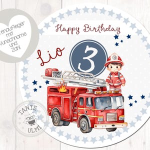 Könnte beinhalten: Ein rotes Feuerwehrauto mit einer Leiter und einem Feuerwehrmann oben drauf. Das Auto hat ein blaues und weißes Sternenmuster drumherum. Der Text "Happy Birthday Lio 3" steht oben auf dem Bild.