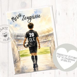Peut inclure: Un porte-documents avec une illustration à l'aquarelle d'un joueur de football portant un maillot noir avec le numéro 20 et le nom OLE, debout dans un tunnel de stade. Le texte indique Meine Zeugnisse et Mappe mit 20 Folien für 40 Zeugnisse Größe A4.