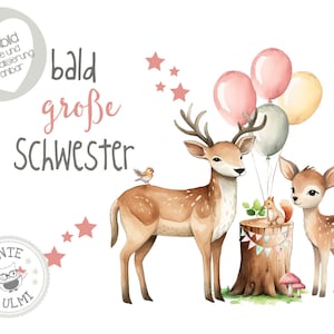 Peut inclure: Une illustration aquarelle de deux cerfs avec un écureuil et un champignon. Les cerfs sont bruns avec des taches blanches et se tiennent sur une souche d'arbre. Il y a des ballons roses, gris et jaunes en arrière-plan. Le texte "bald große Schwester" est écrit en lettres grises et roses. Le texte "Tante Ulmi" est écrit dans un cercle avec un hibou gris à l'intérieur.