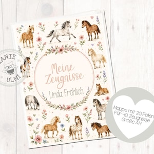 Peut inclure: Un dossier rectangulaire A4 présentant une illustration à l'aquarelle de divers chevaux et éléments floraux entourant un cercle central avec le texte "Meine Zeugnisse" et "Linda Fröhlich". Une étiquette en forme de cœur indique "Mappe mit 20 Folien Für 40 Zeugnisse Größe A4".