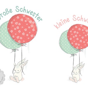 Könnte beinhalten: Zwei weiße Kaninchen halten grüne und rosa Ballons mit Blumenmustern fest. Der Text "Große Schwester" steht über dem linken Kaninchen und "kleine Schwester" über dem rechten Kaninchen.