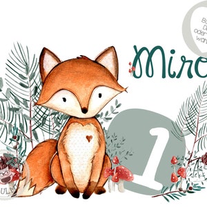 Op de afbeelding: Een aquarel-illustratie van een vos die in een bossetting zit met een groot nummer "1" en de naam "Miro" in het groen geschreven. De vos is bruin en oranje met een wit hart op zijn borst. De achtergrond is lichtgroen met bladeren en paddenstoelen.