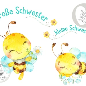 Może przedstawiać: Dwie akwarelowe ilustracje pszczół z tekstem "große Schwester" i "kleine Schwester" nad nimi. Pszczoła po lewej trzyma stokrotkę, a pszczoła po prawej śpi na łóżku z niebieskich kwiatów.