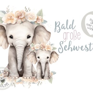 Könnte beinhalten: Zwei Aquarell-Illustrationen von Elefanten mit Blumenkränzen. Der größere Elefant sitzt und der kleinere Elefant steht. Der Text "Bald große Schwester" ist in blau-rosa Schrift geschrieben.