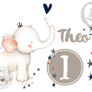 Könnte beinhalten: Eine Aquarell-Illustration eines weißen Elefanten mit einer Krone auf dem Kopf, der einen blauen Herzballon hält. Der Elefant ist von roten und blauen Sternen umgeben. Der Text "Theo" und die Zahl "1" sind in Braun geschrieben. Der Text "Bugebild DIN A5/ DIN A4  wandbar" ist in einem weißen Herzen geschrieben.
