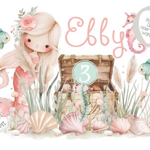 Könnte beinhalten: Eine Aquarell-Illustration einer Meerjungfrau mit rosa Haaren und einem rosa Schwanz, die eine Muschel hält. Sie ist umgeben von Muscheln, Algen und einer Schatztruhe mit der Nummer 3 darauf. Der Text "Ebby" ist in rosa kursiven Buchstaben geschrieben. Das Bild hat einen hellblauen Hintergrund.