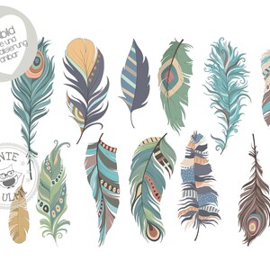 May include: A set of 13 colourful feathers with various patterns and designs. The feathers are in shades of blue, green, brown, and yellow. The text "Bügelbild große und Individualisierung  wohnbar" is in a heart-shaped frame at the top of the image. The text "TANTE ULM" is in a circular frame at the bottom of the image.