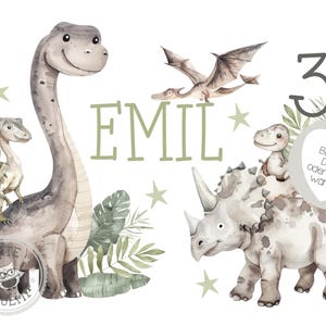 Può includere: Un'illustrazione ad acquerello di dinosauri con il nome Emil e il numero 3. I dinosauri sono un triceratopo verde e grigio, un velociraptor verde e grigio, un brachiosauro grigio e un pterodattilo grigio. L'illustrazione è su uno sfondo bianco con foglie verdi e stelle.