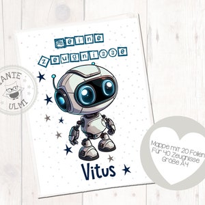 Op de afbeelding: Een witte kaart met een blauwe robot-illustratie en de tekst "meine Zeugnisse" en "Vitus" erop. De kaart is versierd met sterren en heeft een grijze stempel met de tekst "TANTE ULMI". De kaart is voor een map met 20 zakken voor certificaten, formaat A4.