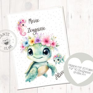 Puede incluir: Una carpeta A4 blanca con una ilustración en acuarela de una tortuga verde con una corona de flores coloridas, un caballito de mar rosa y un pez pequeño. El texto dice Meine Zeugnisse y Alissa. Un logo circular muestra un búho y Tante Ulmi.