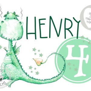 Op de afbeelding: Een grillige aquarel illustratie van een groene draak met de naam "HENRY" in grote groene letters. De draak heeft een vriendelijke uitdrukking en is omringd door sterren. Er is ook een cirkelvormig ontwerp met de letter "H".