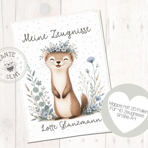 Könnte beinhalten: Eine weiße A4-Dokumentenmappe mit einer Illustration eines braunen Wiesels mit blauem Blumenkranz, umgeben von blauen Blumen. Der Text lautet Meine Zeugnisse und Lotte Glanzmann, mit einem herzförmigen Aufkleber: Mappe mit 20 Folien für 40 Zeugnisse Größe A4.