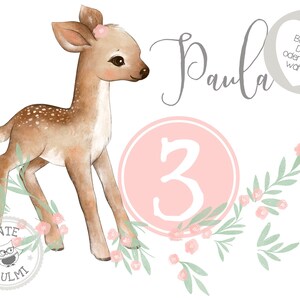 Könnte beinhalten: Eine Aquarell-Illustration eines Rehs mit rosa Blüten in seinen Geweih. Das Reh steht auf einem weißen Hintergrund mit grünen Blättern und rosa Blüten. Die Zahl 3 befindet sich in einem rosa Kreis mit weißem Rand. Der Text "Paula" ist in Kursivschrift über der Zahl geschrieben. Der Text "Bügelbild DIN A5 oder DIN A4 wählbar" befindet sich in einem grauen Kreis mit weißem Rand.
