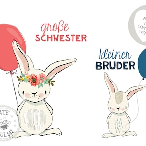 Peut inclure: Deux illustrations de lapins blancs avec des ballons. Le lapin de gauche tient un ballon rouge et porte une couronne de fleurs. Le lapin de droite tient un ballon bleu. Le texte "große SCHWESTER" est au-dessus du lapin de gauche et "kleiner BRUDER" est au-dessus du lapin de droite.