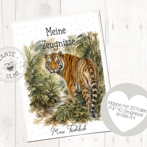 Puede incluir: Una carpeta rectangular con una ilustración en acuarela de un tigre en la selva. El texto dice Meine Zeugnisse y Max Fröhlich. Un logotipo circular muestra un búho con gafas y el texto Tante Ulmi. Una etiqueta en forma de corazón indica Mappe mit 20 Folien für 40 Zeugnisse Größe A4.