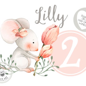 Op de afbeelding: Een aquarel-illustratie van een schattige muis die roze tulpen vasthoudt. De muis draagt een roze strik. Het getal 2 staat in een roze cirkel. De tekst "Lilly" staat boven de muis en de tekst "Bugebild DIN A5 oder DIN A4 wahlbar" staat in een grijze cirkel.