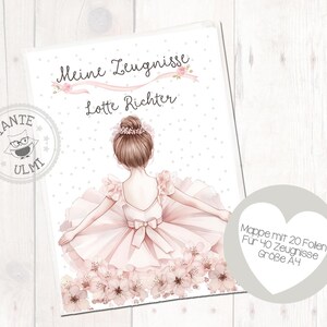 Op de afbeelding: Een lichtroze en witte documenthouder van A4-formaat met een ballerina-illustratie. De omslag bevat de tekst "Meine Zeugnisse Lotte Richter" en een hartvormige afbeelding met tekst. Het ontwerp bevat bloemaccenten en stippen.
