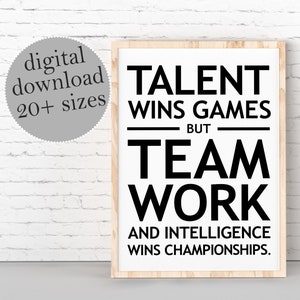 以下が含まれることがあります： 「才能は試合に勝つが、チームワークと知性こそがチャンピオンシップに勝つ」というテキストが書かれた白黒のモチベーション引用符プリント