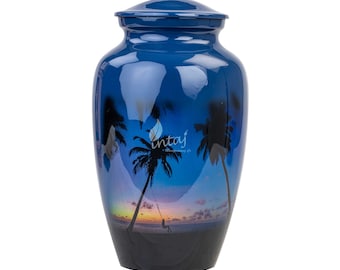 Könnte beinhalten: Blaue und violette Urne mit einer Sonnenuntergangsszene und Palmen. Die Urne hat eine glänzende Oberfläche und einen Deckel.