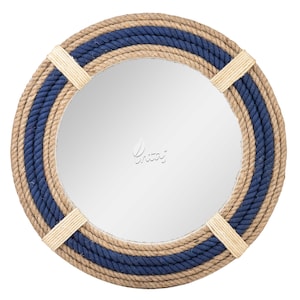 Può includere: Specchio rotondo con una cornice spessa in corda. La cornice è realizzata in corda di juta naturale con un accento in corda blu.