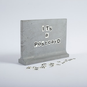 Betonnen postkaart-object | standaard van beton | briefkaart | betonnen fotostandaard