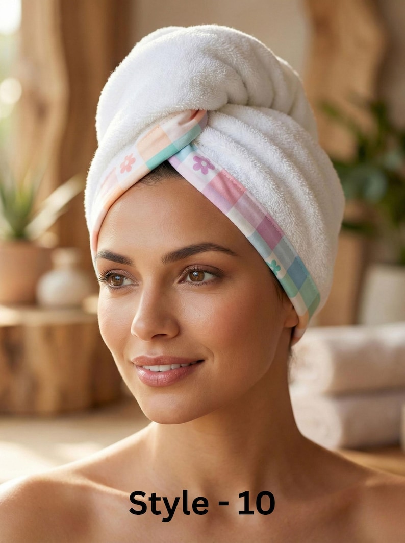 Puede incluir: Una toalla para el cabello blanca con un borde de cuadros en tonos pastel y peque&ntilde;os motivos de flores rosas y azules. La toalla est&aacute; retorcida y asegurada en la parte delantera, mostrando una textura suave y afelpada. El texto Style - 10 aparece abajo.