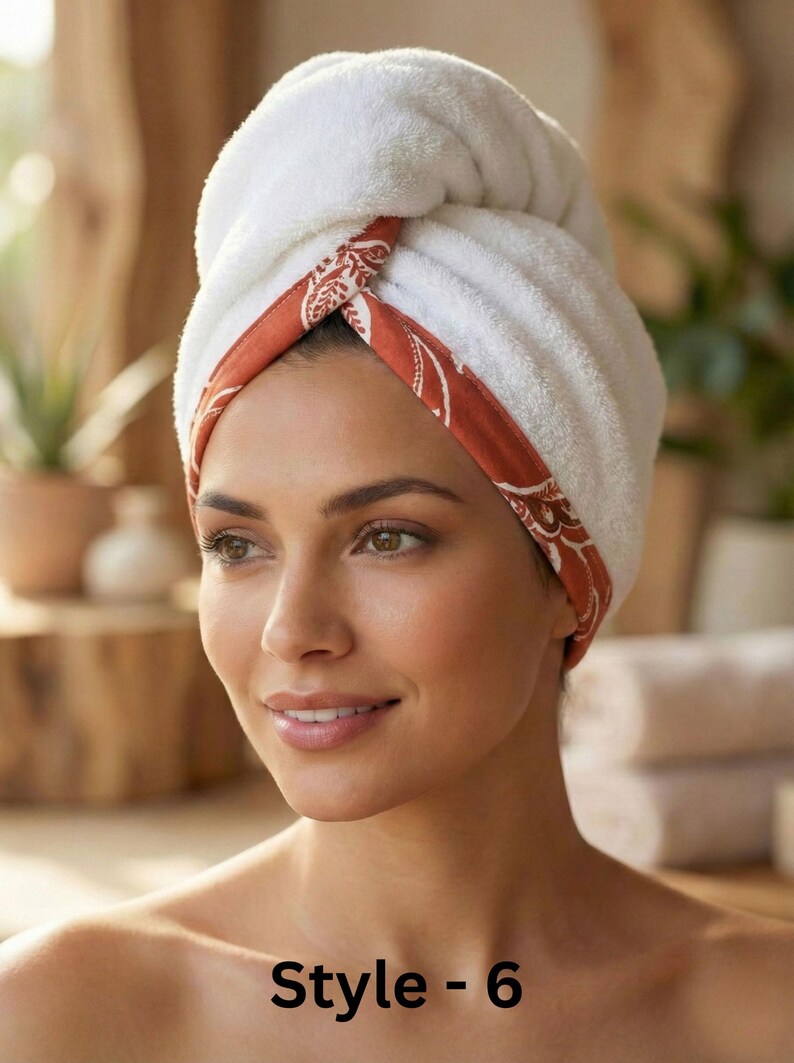 Puede incluir: Una toalla para el cabello blanca con un borde de color &oacute;xido con un patr&oacute;n de hojas blancas. La toalla est&aacute; retorcida y asegurada en la parte superior de la cabeza. El texto "Style - 6" es visible en la parte inferior. La tela parece suave y absorbente.