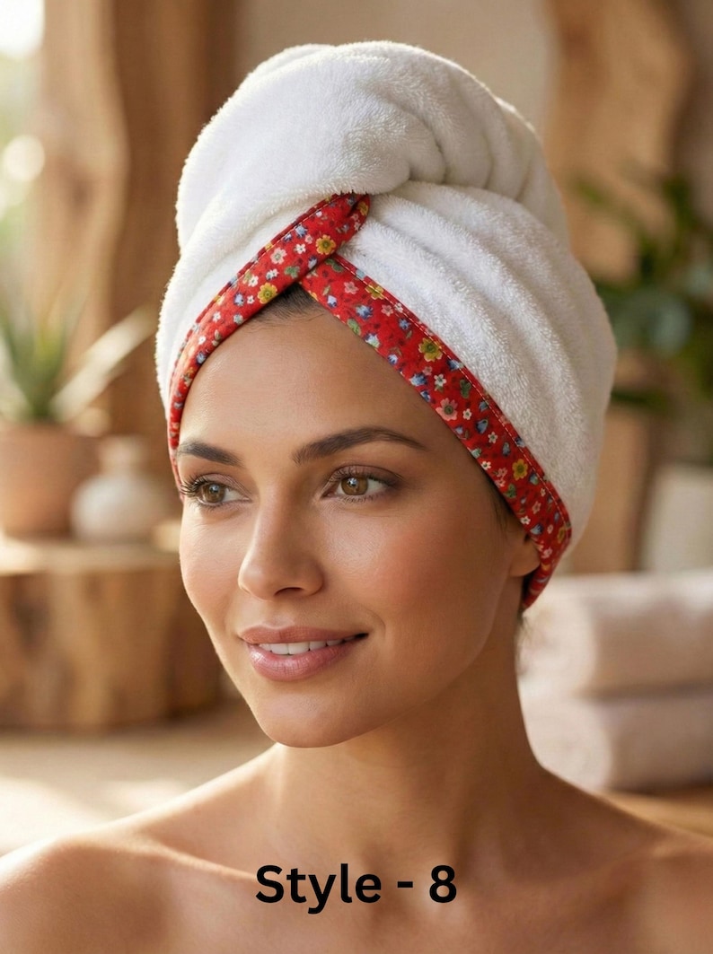 Puede incluir: Una toalla de pelo de felpa blanca con un borde rojo y un estampado floral colorido. La toalla est&aacute; asegurada en un estilo de turbante retorcido alrededor de la cabeza. El texto Style - 8 es visible en la parte inferior.