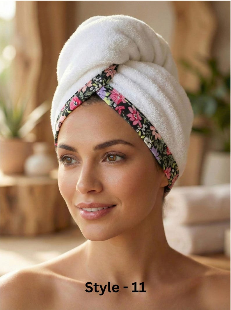 Puede incluir: Una toalla de rizo blanca para el cabello con un borde negro y un patr&oacute;n floral colorido de flores rosas, moradas y blancas. La toalla est&aacute; asegurada en un estilo de turbante retorcido alrededor de la cabeza. La imagen incluye el texto Style - 11.
