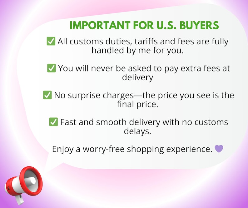 Puede incluir: Un globo de texto blanco con borde degradado morado que contiene el texto IMPORTANT FOR U.S. BUYERS, cuatro marcas de verificaci&oacute;n verdes y texto sobre derechos de aduana, tarifas, entrega y un icono de coraz&oacute;n morado, con un meg&aacute;fono rojo.