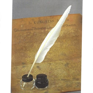 Może przedstawiać: Białe pióro leży na pergaminie z tekstem "In Congress, July 4, 1776. The unanimous Declaration of the thirteen united States of America." Dwa kałamarze znajdują się na pergaminie.