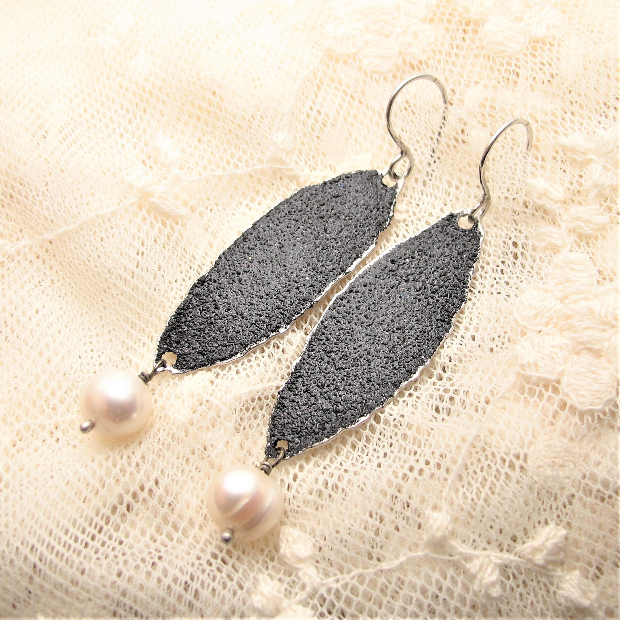 Orecchini a clip con cristalli trasparenti vintage e smalto nero: gioielli