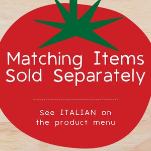 Może przedstawiać: Czerwona grafika w kształcie pomidora z zielonymi liśćmi na g&oacute;rze. Tekst "Matching Items Sold Separately" jest biały. Poniżej napis "See ITALIAN on the product menu."