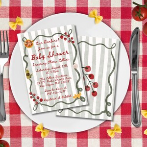 Może przedstawiać: Zaproszenie na baby shower z czerwono-białym wzorem w kratę w tle. Zaproszenie zawiera tekst "Ciao Bambino! Join us for a Baby Shower". Zaproszenie jest ozdobione ilustracjami pomidor&oacute;w i makaronu.