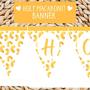 以下が含まれることがあります： 黄色のバナーの上部に「HOLY MACARONI! BANNER」という文字が書かれた、印刷可能なバナー。バナーは、白い背景と各ペナントに黄色のマカロニのパターンが描かれた、3つの三角形のペナントで構成されています。ペナントは「HOLY」という単語を綴っています。