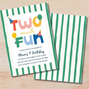 Può includere: Due inviti di compleanno con un motivo a righe verdi e bianche. L'invito anteriore presenta le parole "Two much Fun" in lettere colorate con cappellini e palloncini. L'invito include il testo "Oliver's 1st Birthday".