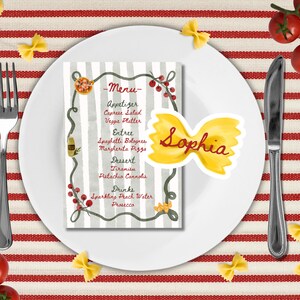 Może przedstawiać: Biały talerz z kartą menu i etykietą z imieniem w kształcie makaronu z napisem "Sophia". Karta menu ma szaro-białe paski w tle i zawiera przystawki, dania gł&oacute;wne, desery i napoje. Czerwone pomidory i kokardki z makaronu są rozrzucone wok&oacute;ł talerza.