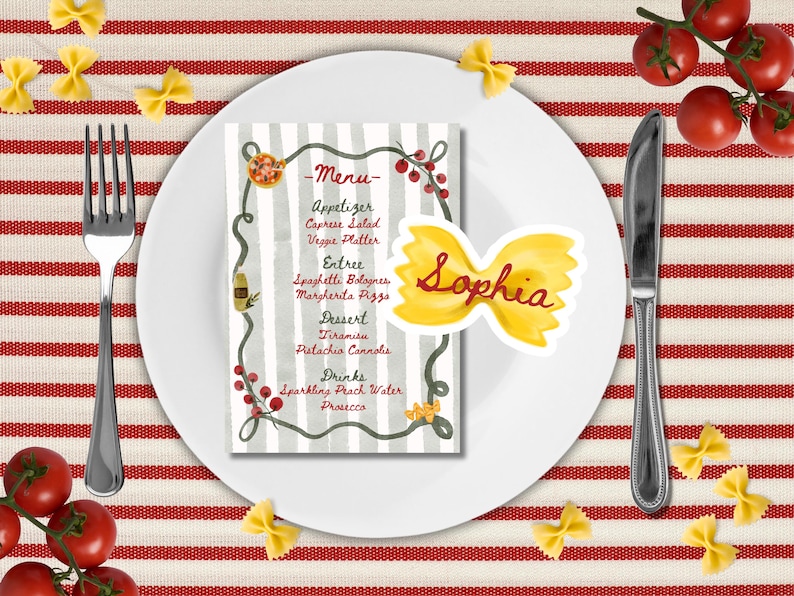 Może przedstawiać: Biały talerz z kartą menu i etykietą z imieniem w kształcie makaronu z napisem "Sophia". Karta menu ma szaro-białe paski w tle i zawiera przystawki, dania gł&oacute;wne, desery i napoje. Czerwone pomidory i kokardki z makaronu są rozrzucone wok&oacute;ł talerza.