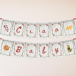 Może przedstawiać: Baner z napisem "Ciao Baby" w czerwonym skrypcie. Każda flaga ma szaro-białe paski w tle i jest ozdobiona ilustracjami włoskiego jedzenia i kwiatowymi obramowaniami. Baner jest zawieszony na czerwonym sznurku.