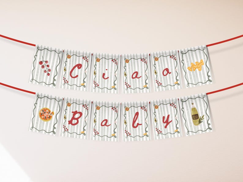 Może przedstawiać: Baner z napisem "Ciao Baby" w czerwonym skrypcie. Każda flaga ma szaro-białe paski w tle i jest ozdobiona ilustracjami włoskiego jedzenia i kwiatowymi obramowaniami. Baner jest zawieszony na czerwonym sznurku.