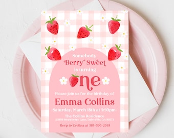 Puede incluir: Invitación de cumpleaños de color rosa y blanco con estampado de cuadros vichy, con fresas y flores blancas. El texto dice "Somebody 'Berry' Sweet is turning *one*" e incluye detalles para una fiesta de cumpleaños para Emma Collins.