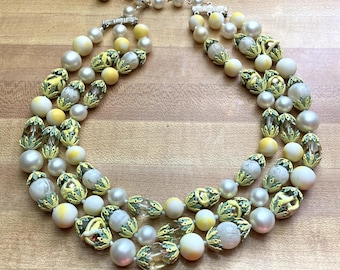 Collar vintage MCM de 3 hebras con cuentas amarillas y verdes, metal celuloide y cristal cítrico.