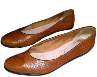 Vintage Salvatore Ferragamo Brown Mod Leather Flats Size 8 Embossed Basket weave
