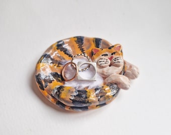 Cute ceramic cat dish for rings and other jewelley, Clay ring display for bed side table, Cat lovers gift