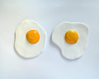 Ceramic fried egg wall decoration, Quirky pottery novelty egg wall decor, Fun breakfast food ornament, Sunny side up wall hanging gift