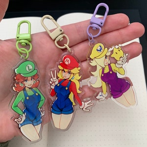 Peach, Daisy und Rosalina (in Mario, Luigi und Wario's Kleidung) Charms