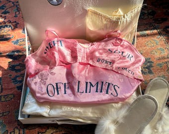 Caja de lencería vintage de los años 40, recuerdo de la Segunda Guerra Mundial, pijama, bata y pantuflas.