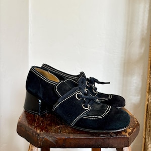 Vintage 1960s Black Suede Lace Up Heeled Loafers Oxfords Mod Gogo Size 7