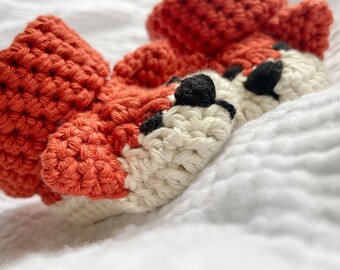 Babyschuhe in Fuchsoptik, gehäkelt aus reiner Baumwolle, Farben rot und creme, Augen und Schnauze von Hand aufgestickt, Babykleidung