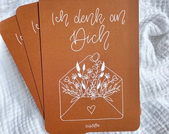 Postkarte „Ich denk an Dich“, Kupfer Farben, A6, Motiv Trockenblumen im Briefumschlag